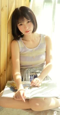 短发清新少女室内晒太阳写真，肩带背心搭短裤皮肤超白