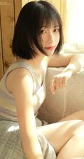 短发清新少女室内晒太阳写真，肩带背心搭短裤皮肤超白