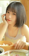 短发清新少女室内晒太阳写真，肩带背心搭短裤皮肤超白