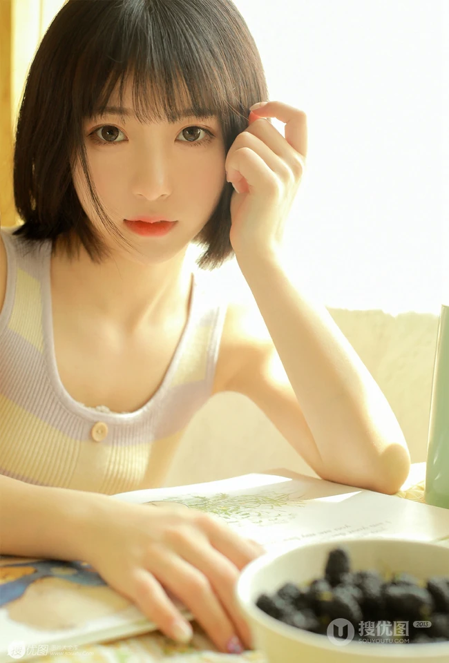 短发清新少女室内晒太阳写真，肩带背心搭短裤皮肤超白