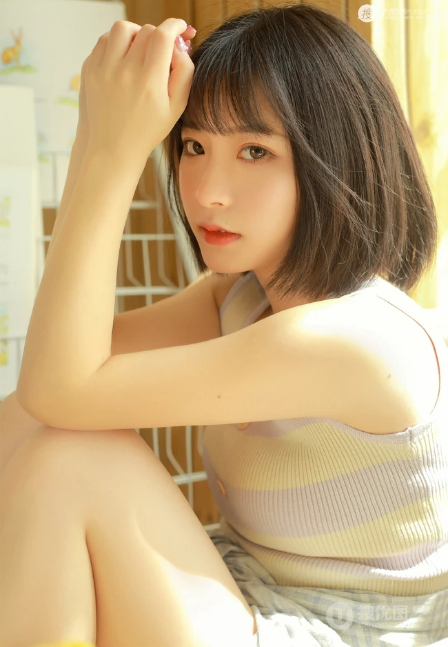 短发清新少女室内晒太阳写真，肩带背心搭短裤皮肤超白