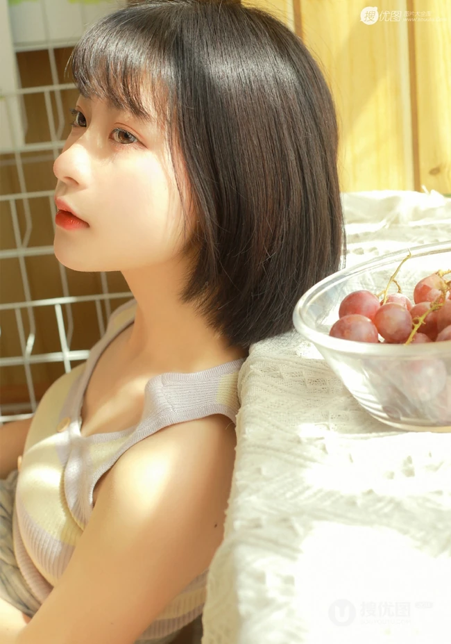 短发清新少女室内晒太阳写真，肩带背心搭短裤皮肤超白