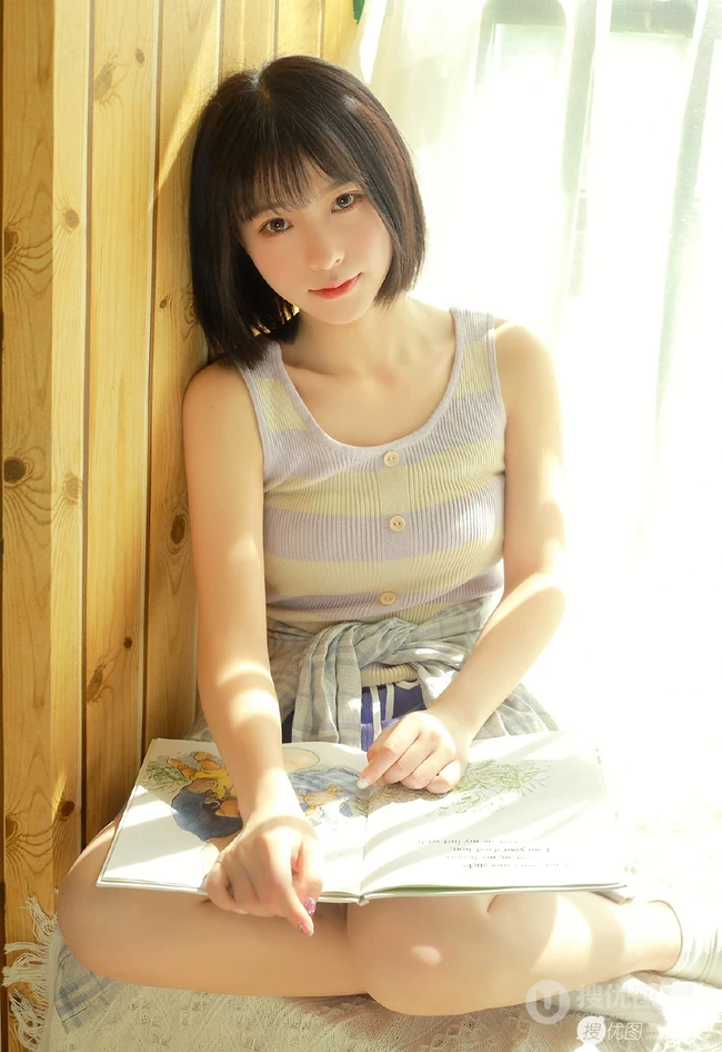 短发清新少女室内晒太阳写真，肩带背心搭短裤皮肤超白