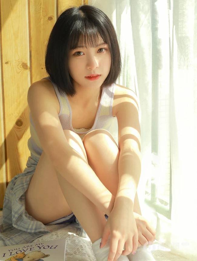短发清新少女室内晒太阳写真，肩带背心搭短裤皮肤超白