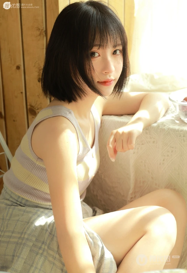 短发清新少女室内晒太阳写真，肩带背心搭短裤皮肤超白