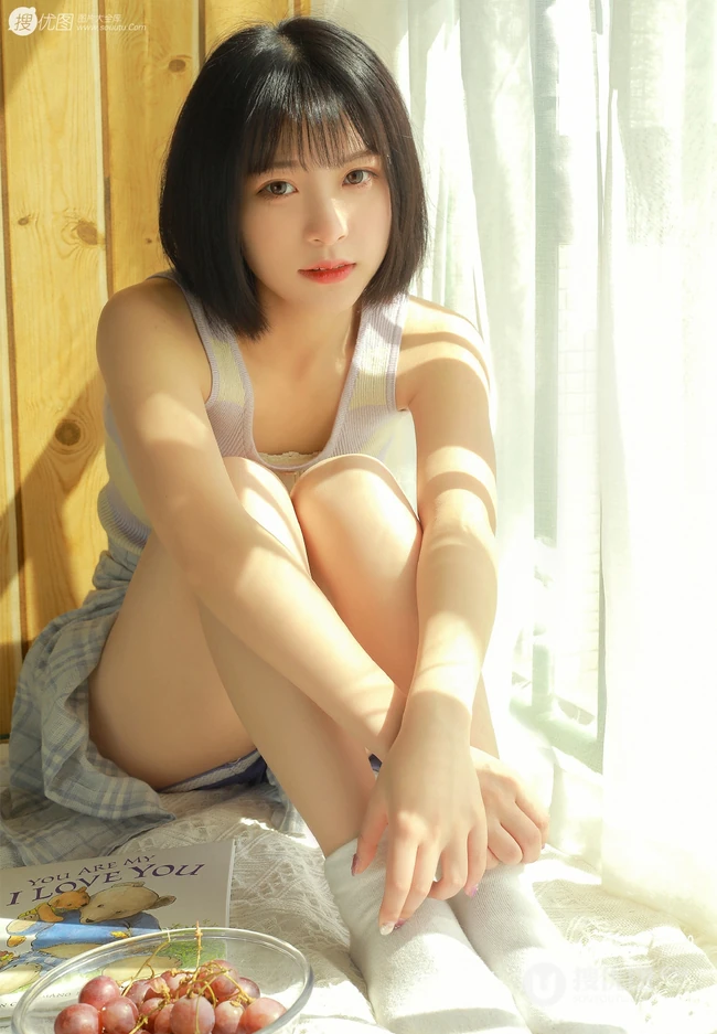 短发清新少女室内晒太阳写真，肩带背心搭短裤皮肤超白