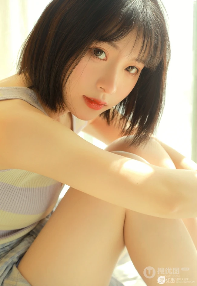 短发清新少女室内晒太阳写真，肩带背心搭短裤皮肤超白