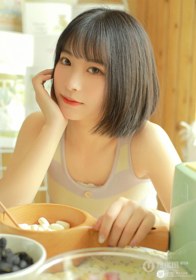 短发清新少女室内晒太阳写真，肩带背心搭短裤皮肤超白
