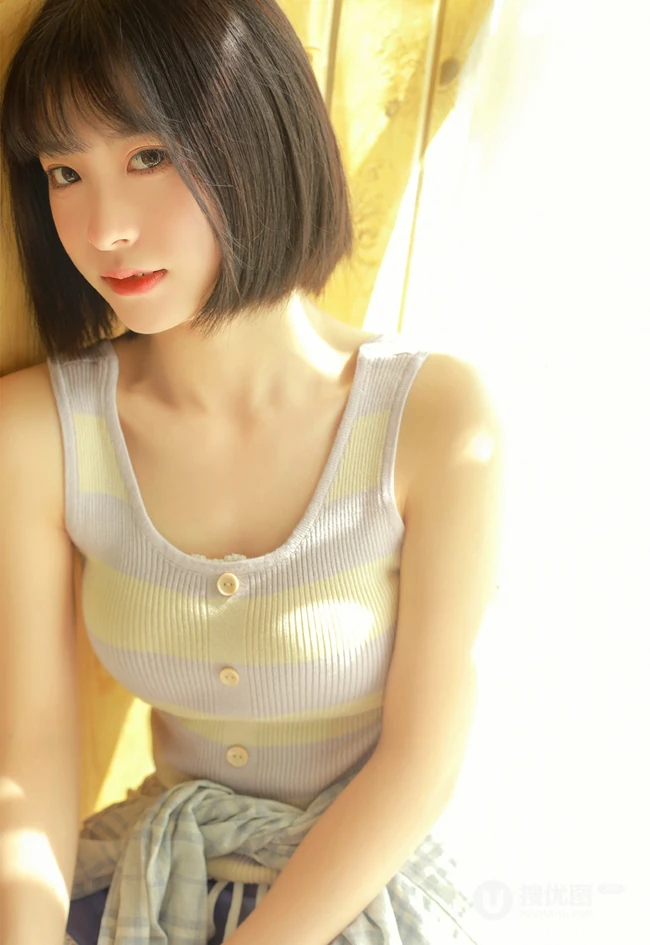 短发清新少女室内晒太阳写真，肩带背心搭短裤皮肤超白