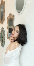 气质90后女生予念纯白色肩带睡裙的惊喜室内写真图片