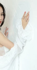 气质90后女生予念纯白色肩带睡裙的惊喜室内写真图片