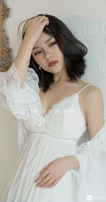 气质90后女生予念纯白色肩带睡裙的惊喜室内写真图片