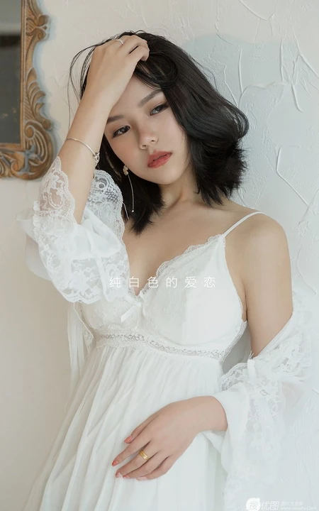 气质90后女生予念纯白色肩带睡裙的惊喜室内写真图片