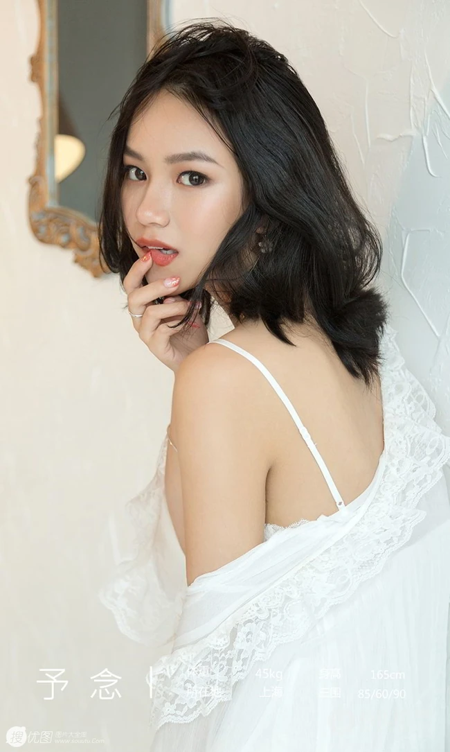 气质90后女生予念纯白色肩带睡裙的惊喜室内写真图片