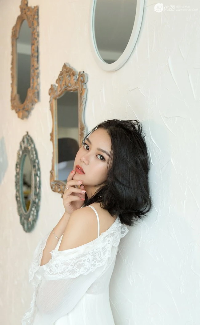 气质90后女生予念纯白色肩带睡裙的惊喜室内写真图片