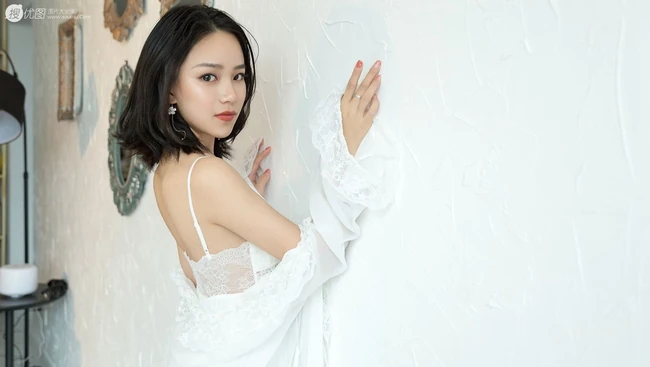 气质90后女生予念纯白色肩带睡裙的惊喜室内写真图片