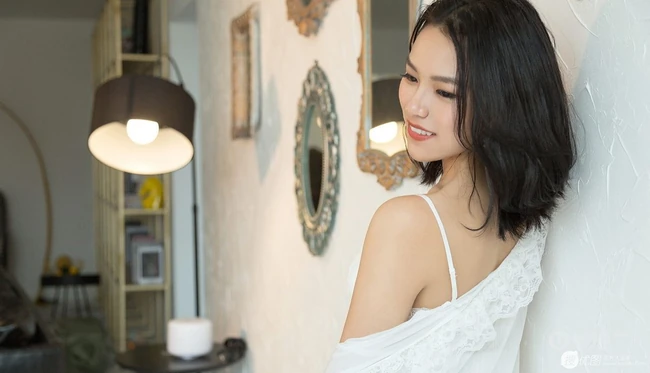气质90后女生予念纯白色肩带睡裙的惊喜室内写真图片