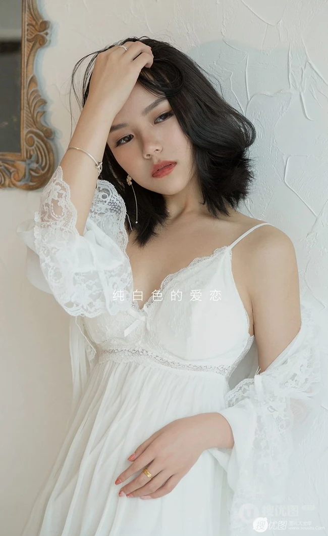气质90后女生予念纯白色肩带睡裙的惊喜室内写真图片
