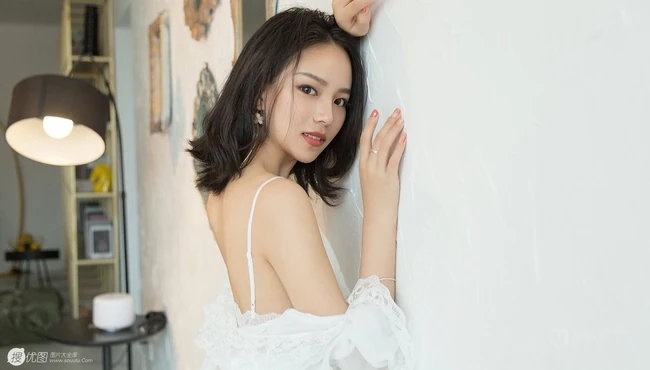 气质90后女生予念纯白色肩带睡裙的惊喜室内写真图片