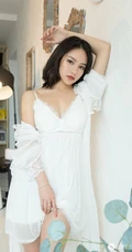 气质90后女生予念纯白色肩带睡裙的惊喜室内写真图片