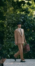 优雅帅气许魏洲西装革履户外写真图片