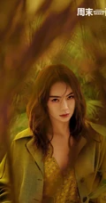 戚薇暖黄色调《周末画报》写真杂志图片赏析