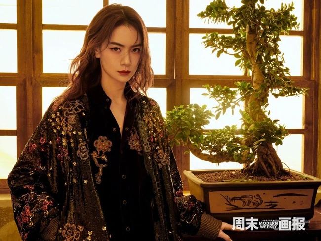 戚薇暖黄色调《周末画报》写真杂志图片赏析