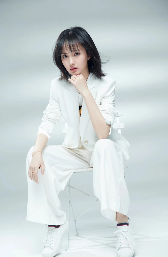 清新女星程小蒙白色休闲服饰系列写真图集