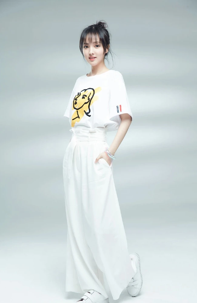 清新女星程小蒙白色休闲服饰系列写真图集