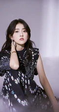 梁洁唯美灵动黑色印花长裙优美写真图片