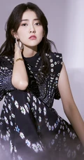 梁洁唯美灵动黑色印花长裙优美写真图片