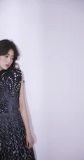 梁洁唯美灵动黑色印花长裙优美写真图片