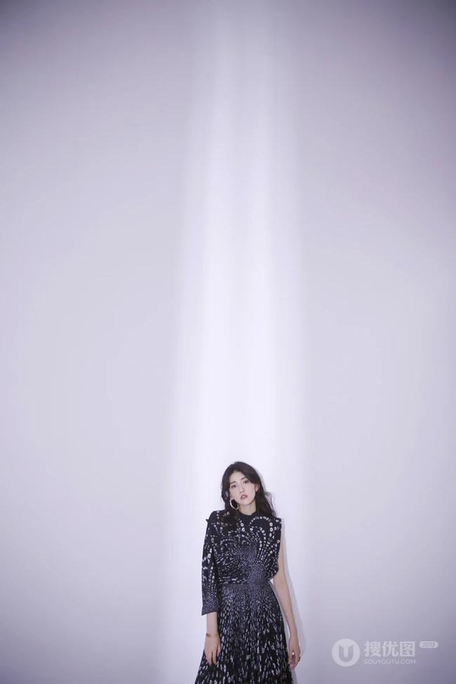 梁洁唯美灵动黑色印花长裙优美写真图片