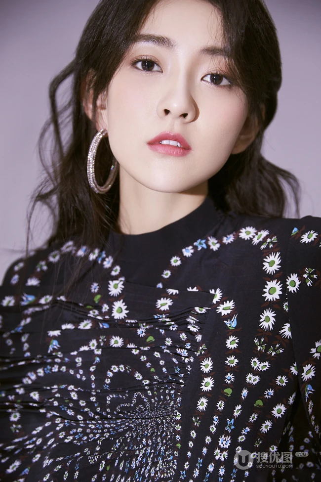 梁洁唯美灵动黑色印花长裙优美写真图片