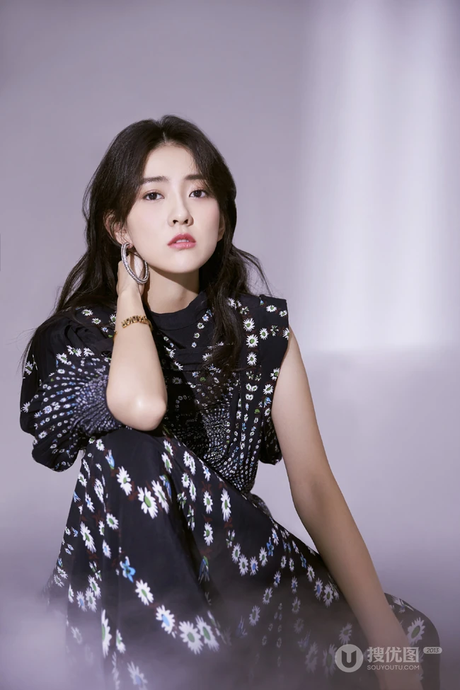 梁洁唯美灵动黑色印花长裙优美写真图片