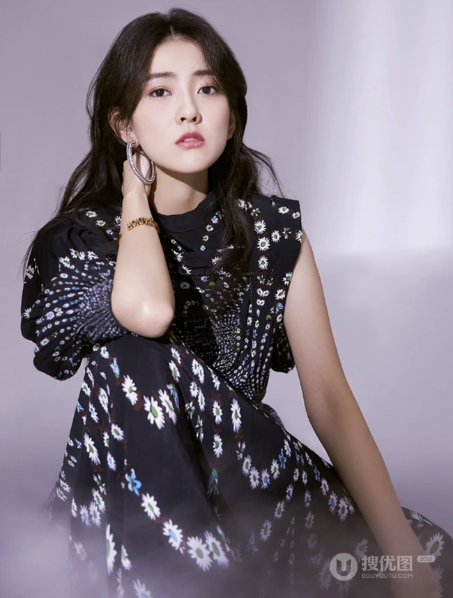 梁洁唯美灵动黑色印花长裙优美写真图片