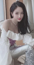吴宣仪微博晒气质自拍，礼裙上衣搭银色长裤身材动人