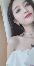 吴宣仪微博晒气质自拍，礼裙上衣搭银色长裤身材动人