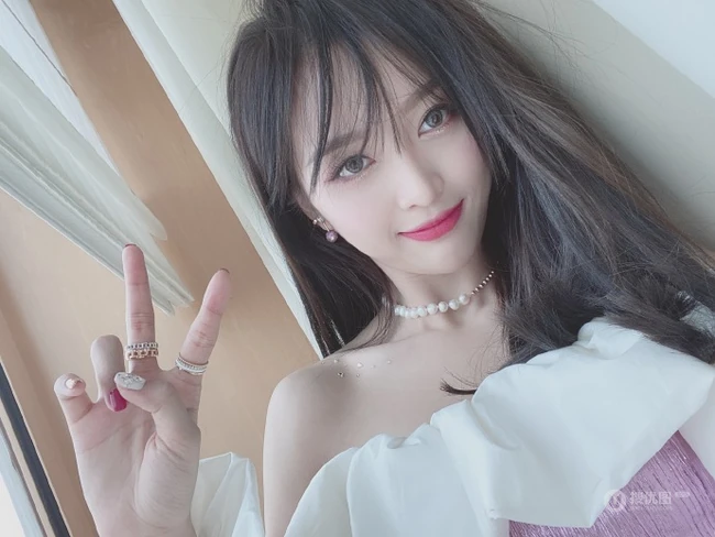 吴宣仪微博晒气质自拍，礼裙上衣搭银色长裤身材动人