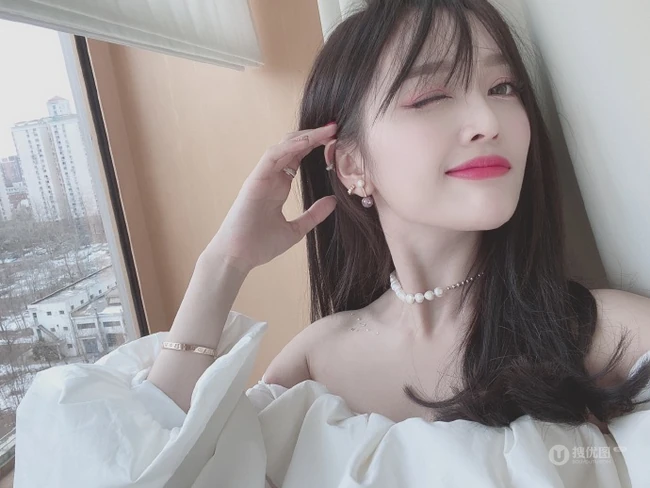 吴宣仪微博晒气质自拍，礼裙上衣搭银色长裤身材动人