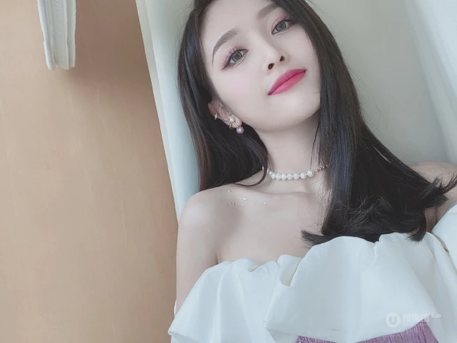 吴宣仪微博晒气质自拍，礼裙上衣搭银色长裤身材动人