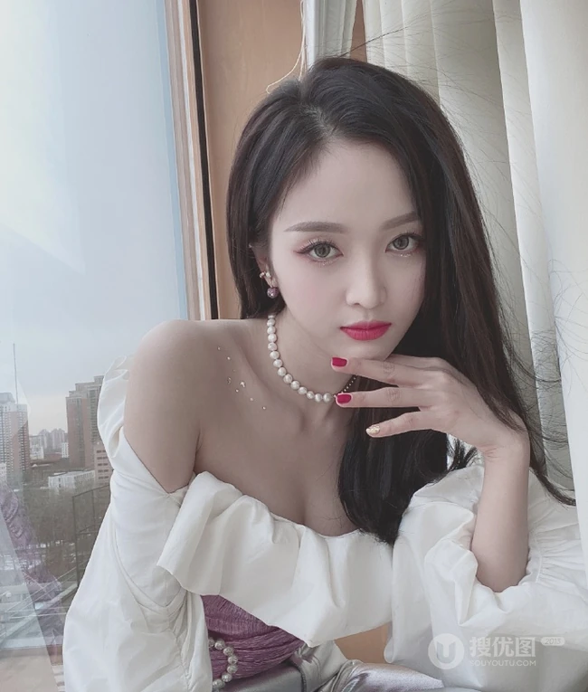 吴宣仪微博晒气质自拍，礼裙上衣搭银色长裤身材动人