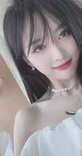吴宣仪微博晒气质自拍，礼裙上衣搭银色长裤身材动人