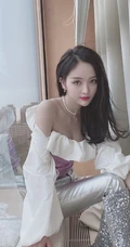 吴宣仪微博晒气质自拍，礼裙上衣搭银色长裤身材动人