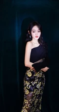 何泓姗气质民族风格写真，斜肩黑衣花裙尽显婀娜身段
