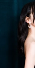 何泓姗气质民族风格写真，斜肩黑衣花裙尽显婀娜身段