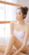 跳舞的女孩，舞蹈室里的气质紧身舞蹈服少女写真图片