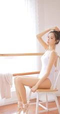 跳舞的女孩，舞蹈室里的气质紧身舞蹈服少女写真图片