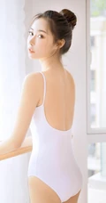 跳舞的女孩，舞蹈室里的气质紧身舞蹈服少女写真图片