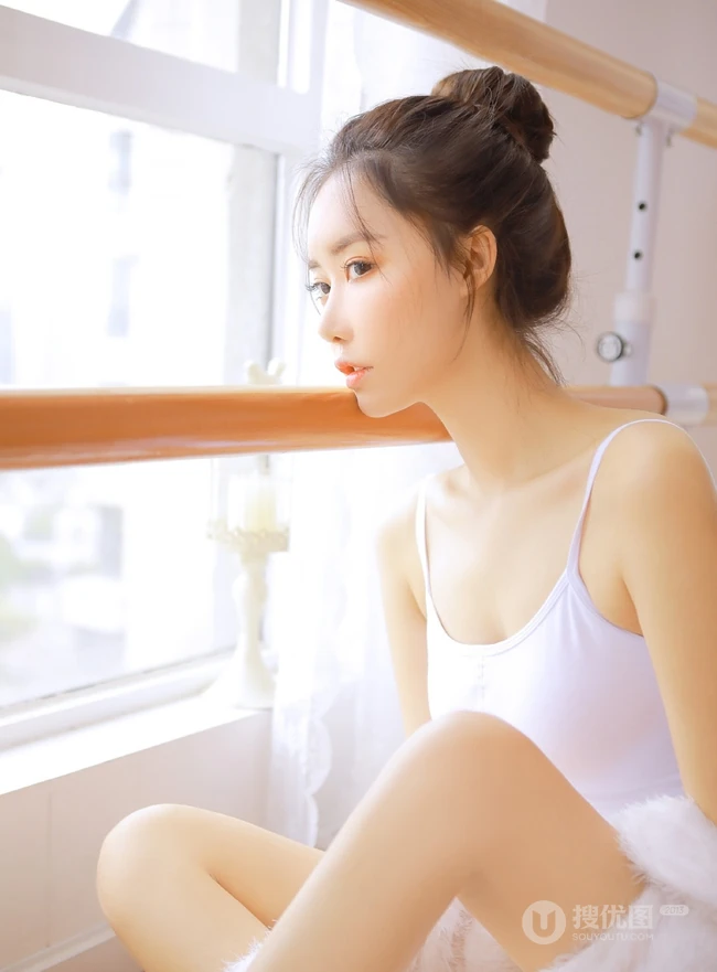 跳舞的女孩，舞蹈室里的气质紧身舞蹈服少女写真图片
